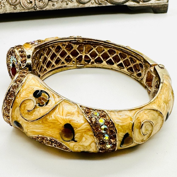 🔥  Gorgeous Rhinestone Statement Bracelet - Picture 9 of 17